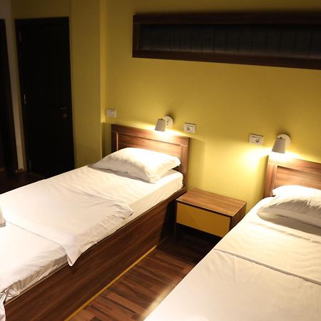 פריזרן Hotel Hiserra מראה חיצוני תמונה