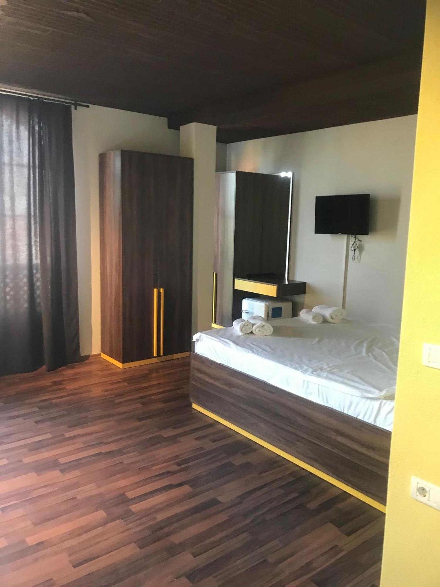 פריזרן Hotel Hiserra מראה חיצוני תמונה
